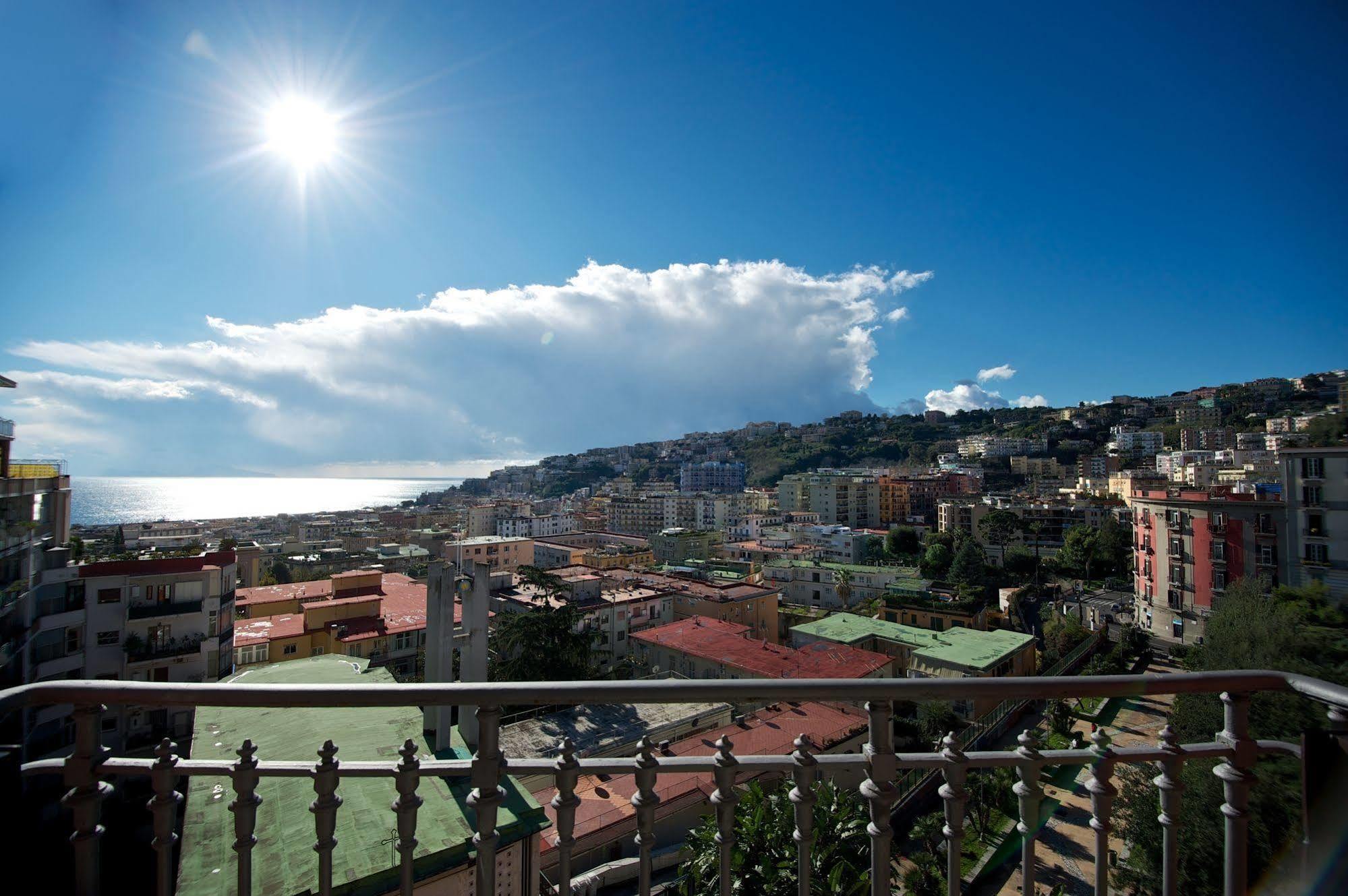 Napolicentro Mare - Sea View Rooms & Suites Экстерьер фото