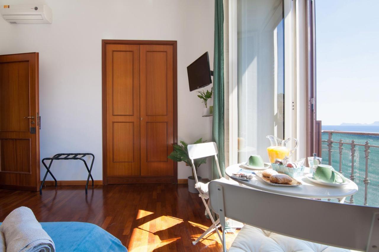 Napolicentro Mare - Sea View Rooms & Suites Экстерьер фото